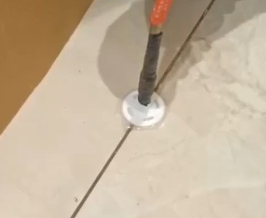 江汉瓷砖空鼓维修公司专业解答瓷砖在铺贴过程中，如果没有涂抹均匀到位的粘结材料（如水泥砂浆或瓷砖胶），可能会导致以下问题