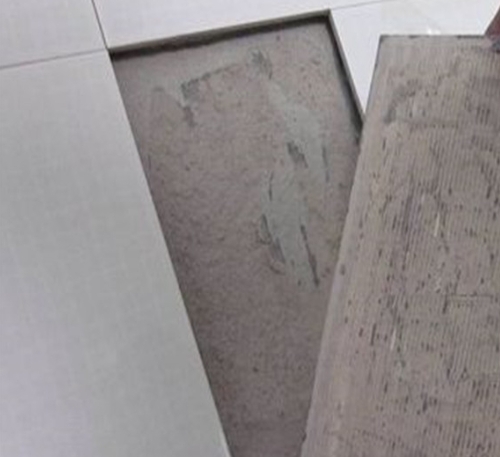 江汉瓷砖空鼓维修公司分享瓷砖铺贴时如果打浆（即涂抹在瓷砖背面和基层上的砂浆或瓷砖胶）过少，会带来以下问题